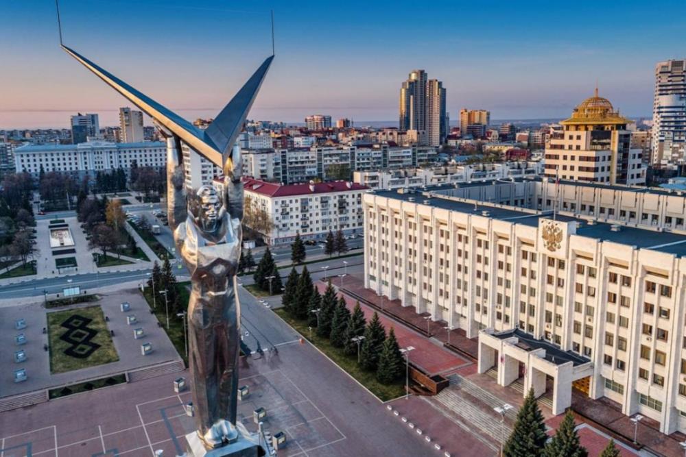 Наш театр возвращается с гастролей из Самарской области.